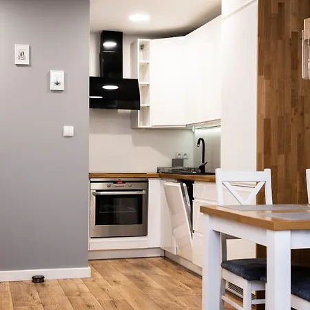 شقة Golden Times Szopy 2 *